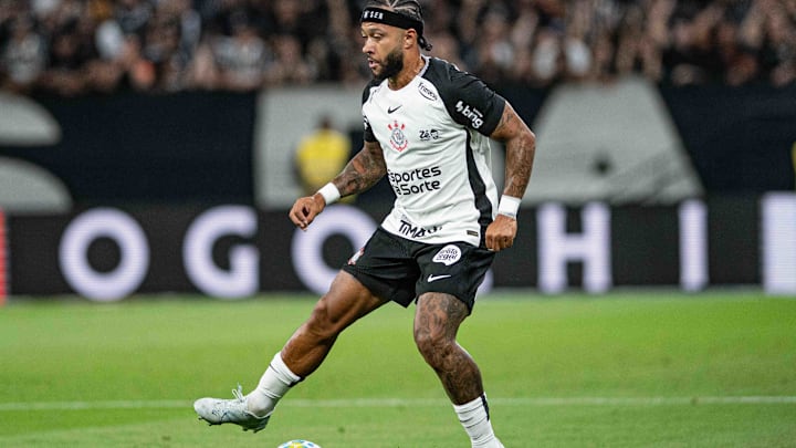 Memphis Depay segue em tratamento de uma lesão na coxa e desfalca o Corinthians contra o Vitória