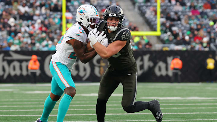 Dec 7, 2025; East Rutherford, New Jersey, USA; New York Jets tight end Mason Taylor (85) runs with the ball against Miami Dolphins cornerback Rasul Douglas (26) during the second half at MetLife Stadium. Mandatory Credit: Ed Mulholland-Imagn Images