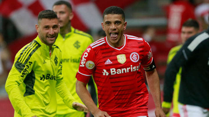 Taison marcou o gol da vitória colorada no Gre-Nal e merece destaque