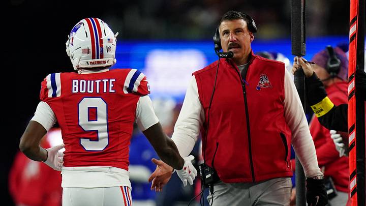 Dec 1, 2025; Foxborough, Massachusetts, USA; New England Patriots wide receiver Kayshon Boutte (9) high-fives New England Patriots head coach Mike Vrabel on the sideline during the third quarter at Gillette Stadium. Mandatory Credit: David Butler II-Imagn Images Dec 1, 2025; Foxborough, Massachusetts, USA; New England Patriots wide receiver Kayshon Boutte (9) high-fives New England Patriots head coach Mike Vrabel on the sideline during the third quarter at Gillette Stadium. Mandatory Credit: David Butler II-Imagn Images