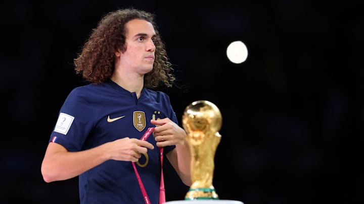 Matteo Guendouzi passe devant le trophée mondial après la finale