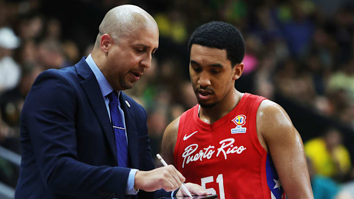 Nelson Colón es el entrenador de la selección de baloncesto de Puerto Rico y Tremont Waters uno de sus jugadores