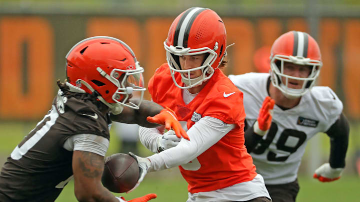 Cleveland Browns quarterback Kenny Pickett hands the ball off to running back Quinshon Judkins (10) during an NFL practice at the Cleveland Browns training facility on Wednesday, May 28, 2025, in Berea, Ohio.