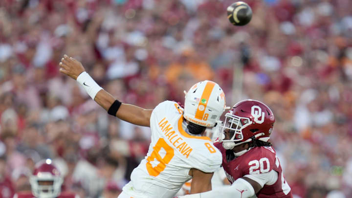 Oklahoma Sooners linebacker Lewis Carter (20) pressures Tennessee quarterback Nico Iamaleava.
