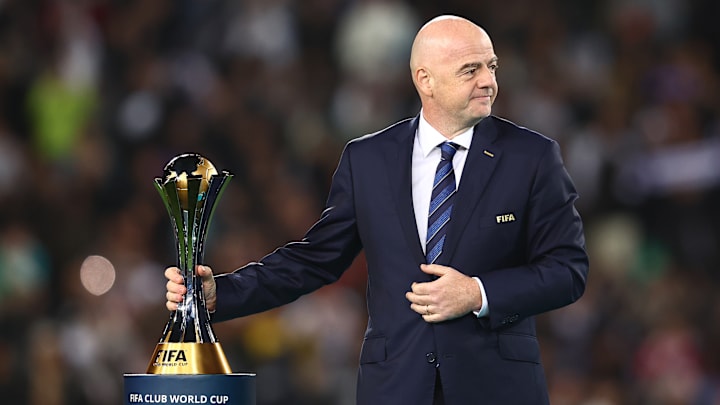 Gianni Infantino avec le trophée de Coupe du monde des clubs