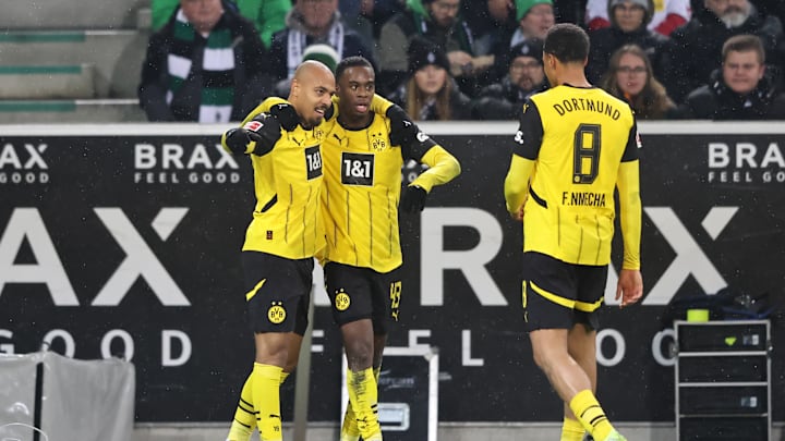 Jamie Gittens (m.) bejubelt seinen Treffer