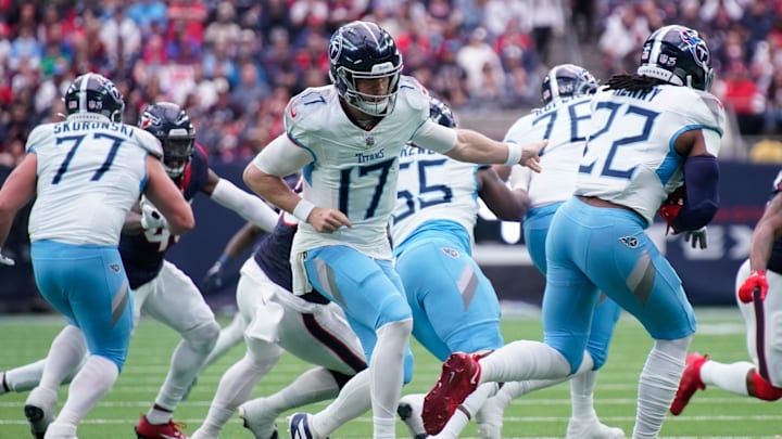 Tennessee Titans quarterback Ryan Tannehill (17) hands off to running back Derrick Henry (22)