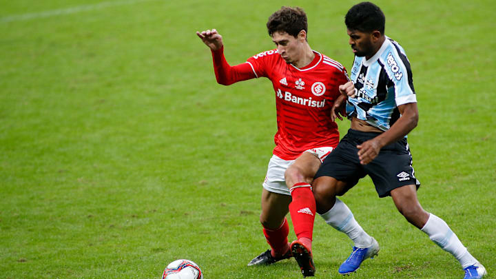 Grêmio e Internacional foram ao estádio, mas não havia clima para jogo no Beira-Rio Grêmio e Internacional foram ao estádio, mas não havia clima para jogo no Beira-Rio