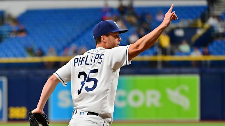 El jardinero Brett Phillips lanzó en labores de relevo