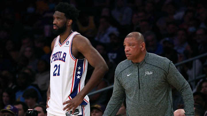 Rivers es criticado por mantener en cancha a Embiid, previo a su lesión