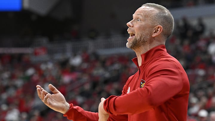Dec 20, 2025; Louisville, Kentucky, USA; Louisville Cardinals head coach Pat Kelsey calls out instructions during the first half agains the Montana Grizzlies at KFC Yum! Center. Louisville defeated Montana 94-54. Mandatory Credit: Jamie Rhodes-Imagn Images Dec 20, 2025; Louisville, Kentucky, USA; Louisville Cardinals head coach Pat Kelsey calls out instructions during the first half agains the Montana Grizzlies at KFC Yum! Center. Louisville defeated Montana 94-54. Mandatory Credit: Jamie Rhodes-Imagn Images