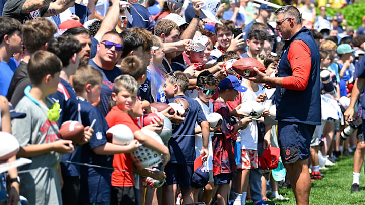Jul 28, 2025; Foxborough, MA, USA; Fans line up for an autograph from New England Patriots head coach Mike Vrabel after training camp at Gillette Stadium. Mandatory Credit: Eric Canha-Imagn Images Jul 28, 2025; Foxborough, MA, USA; Fans line up for an autograph from New England Patriots head coach Mike Vrabel after training camp at Gillette Stadium. Mandatory Credit: Eric Canha-Imagn Images
