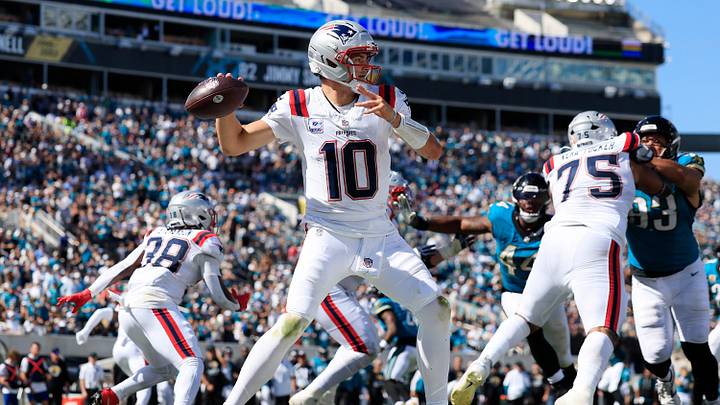 New England Patriots quarterback Drake Maye (10) passes the ball during the third quarter of an NFL football matchup at EverBank Stadium on Sunday, Sept. 27, 2026, in Jacksonville, Fla. The Jaguars defeated the Patriots 35-6. [Corey Perrine/Florida Times-Union]