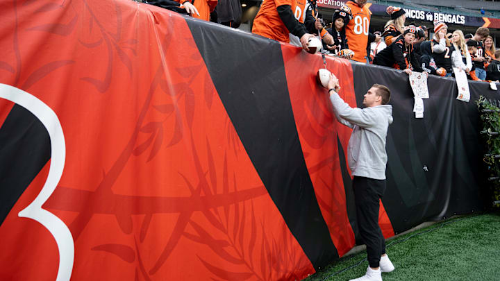 Cincinnati Bengals defensive end Sam Hubbard (94) signs autographs before the NFL game between the Cincinnati Bengals and the Denver Broncos at Paycor Stadium in Cincinnati on Saturday, Dec. 28, 2024.