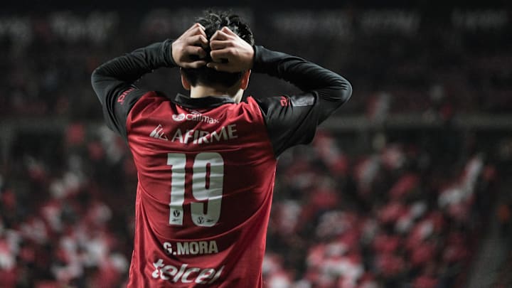 La joya del fútbol mexicano, Gilberto Mora, causó baja debido a molestias físicas
