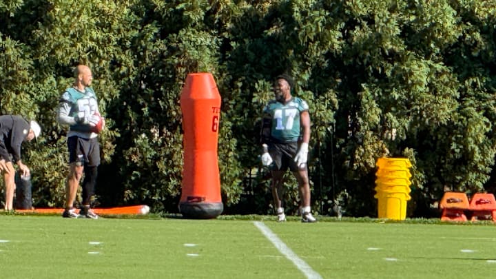 Eagles linebackers Nakobe Dean (right) and Zack Baun prepare for a Week practice.