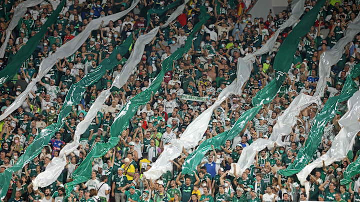 Torcedores do Palmeiras picharam os muros da sede social do clube; Leila Pereira e diretoria são alvos de protestos.