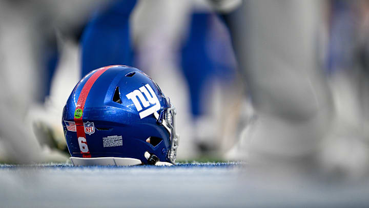 Aug 21, 2025; East Rutherford, New Jersey, USA; New York Giants quarterback Jaxson Dart (6) helmet on the field during warm ups before the game against the New England Patriots at MetLife Stadium. Mandatory Credit: Mark Smith-Imagn Images Aug 21, 2025; East Rutherford, New Jersey, USA; New York Giants quarterback Jaxson Dart (6) helmet on the field during warm ups before the game against the New England Patriots at MetLife Stadium. Mandatory Credit: Mark Smith-Imagn Images