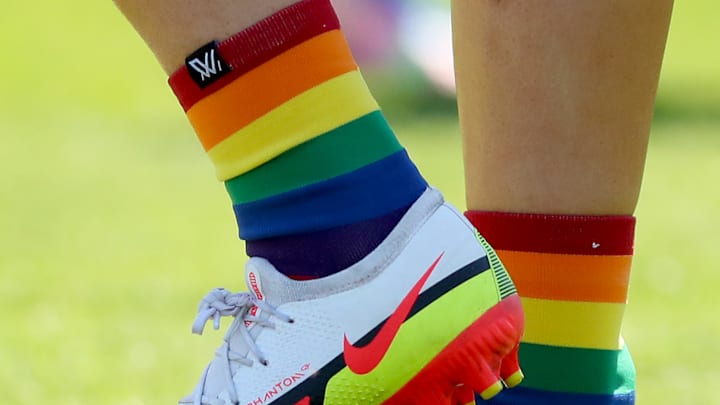 Bandera del orgullo en las canchas