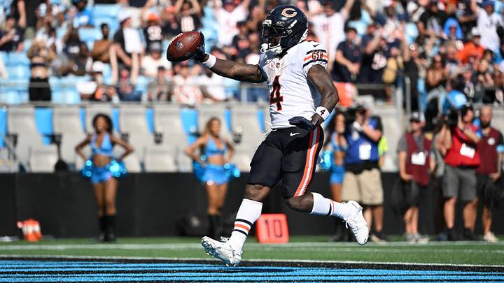Chicago Bears running back D'Andre Swift (4) runs with the ball for a touchdown in the fourth quarter against the Carolina Panthers at Bank of America Stadium. Mandatory Credit: Bob Donnan-Imagn Images Chicago Bears running back D'Andre Swift (4) runs with the ball for a touchdown in the fourth quarter against the Carolina Panthers at Bank of America Stadium. Mandatory Credit: Bob Donnan-Imagn Images