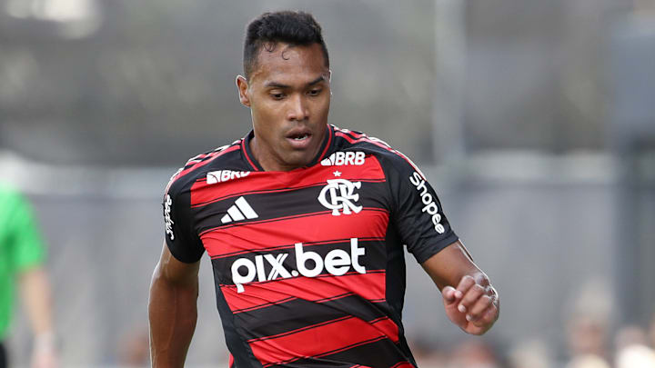Alex Sandro se machucou ainda no primeiro tempo do Fla-Flu Alex Sandro se machucou ainda no primeiro tempo do Fla-Flu