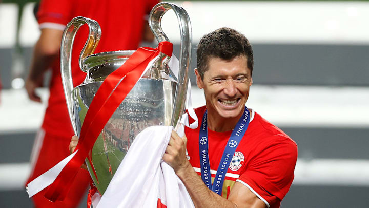 Robert Lewandowski mit der CL-Trophäe