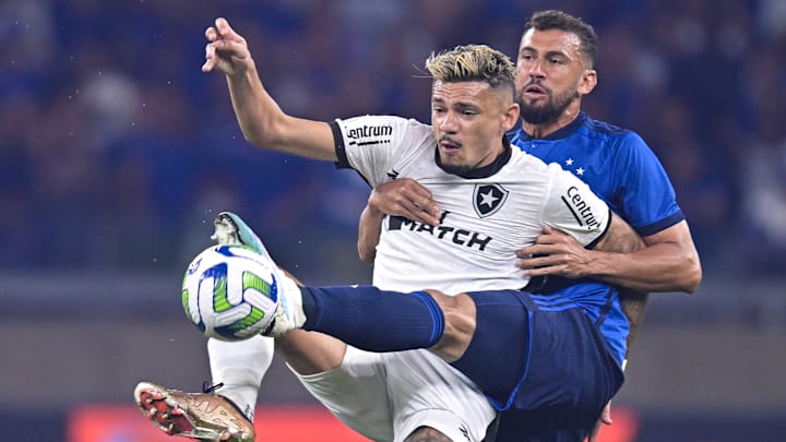 Tiquinho Soares foi substituído no primeiro tempo contra o Cruzeiro