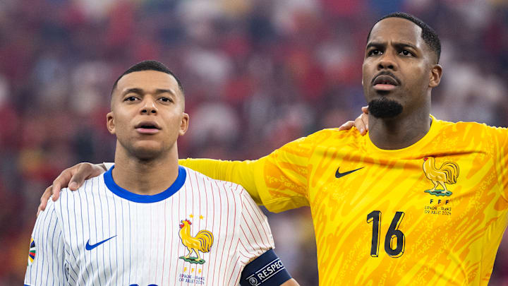 Kylian Mbappé et Mike Maignan, partenaires en Bleu