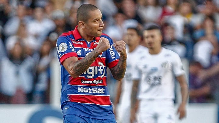 Wellington Paulista está de saída do clube | Santos v Fortaleza - Brasileirao Series A 2019 Wellington Paulista está de saída do clube | Santos v Fortaleza - Brasileirao Series A 2019