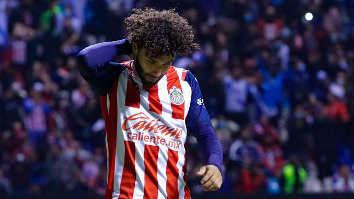 César Huerta tuvo en sus manos el pase de Chivas a la Liguilla, pero erró su turno en el manchón penal.