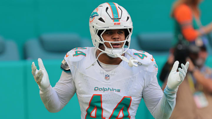 Miami Dolphins linebacker Chop Robinson (44) 