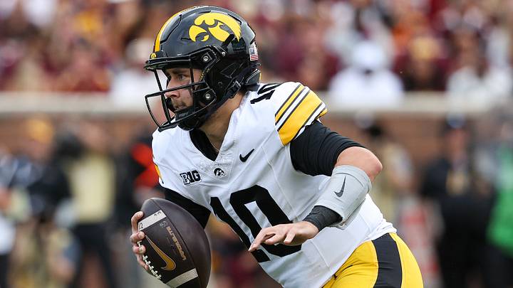 Oct 24, 2026; Minneapolis, Minnesota, USA; Iowa Hawkeyes quarterback Jeremy Hecklinski (10) runs with the ball against the Minnesota Golden Gophers during the first half at Huntington Bank Stadium. Mandatory Credit: Matt Krohn-Imagn Images Oct 24, 2026; Minneapolis, Minnesota, USA; Iowa Hawkeyes quarterback Jeremy Hecklinski (10) runs with the ball against the Minnesota Golden Gophers during the first half at Huntington Bank Stadium. Mandatory Credit: Matt Krohn-Imagn Images