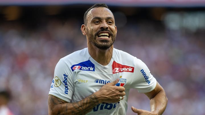 Moisés celebrando gol pelo Fortaleza