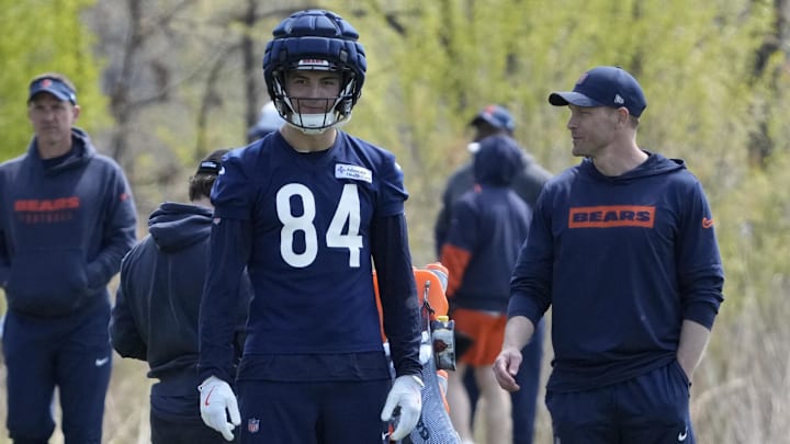 Ben Johnson has a few thoughts for tight end Colston Loveland during rookie minicamp. One former Bears tight end has Loveland on a possible course with greatness.
