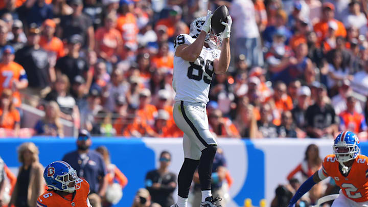 Oct 6, 2024; Denver, Colorado, USA; Las Vegas Raiders tight end Brock Bowers (89) pulls a reception for a touchdown in the first quarter against the Denver Broncos at Empower Field at Mile High. Mandatory Credit: Ron Chenoy-Imagn Images Oct 6, 2024; Denver, Colorado, USA; Las Vegas Raiders tight end Brock Bowers (89) pulls a reception for a touchdown in the first quarter against the Denver Broncos at Empower Field at Mile High. Mandatory Credit: Ron Chenoy-Imagn Images