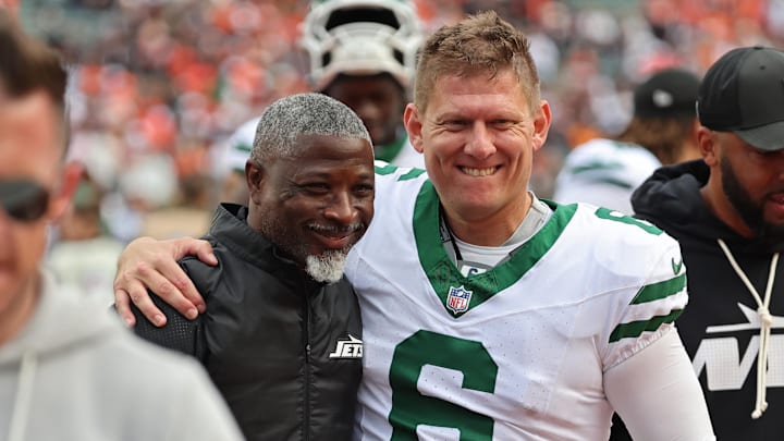 Oct 26, 2025; Cincinnati, Ohio, USA; New York Jets head coach Aaron Glenn and place kicker Nick Folk (6) celebrates the win against the Cincinnati Bengals at Paycor Stadium. Mandatory Credit: Joseph Maiorana-Imagn Images