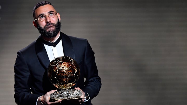 Karim Benzema avec son Ballon d'Or l'an dernier