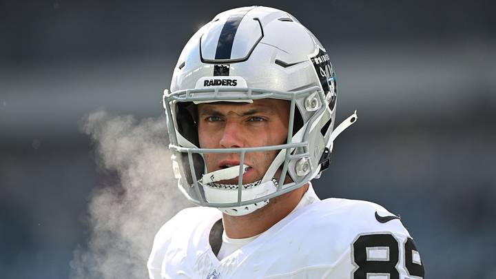 Dec 14, 2025; Philadelphia, Pennsylvania, USA; Las Vegas Raiders tight end Brock Bowers (89) looks on before the game against the Philadelphia Eagles at Lincoln Financial Field. Mandatory Credit: Eric Hartline-Imagn Images Dec 14, 2025; Philadelphia, Pennsylvania, USA; Las Vegas Raiders tight end Brock Bowers (89) looks on before the game against the Philadelphia Eagles at Lincoln Financial Field. Mandatory Credit: Eric Hartline-Imagn Images