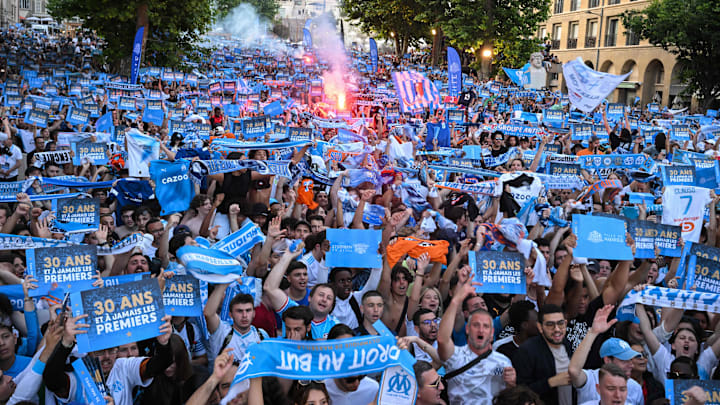 Les supporters se sont donnés rendez-vous devant l'hôtel de ville.