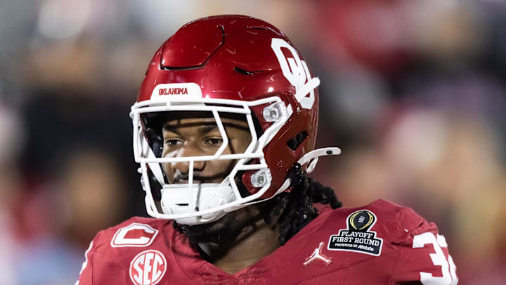 Dec 19, 2025; Norman, OK, USA; Oklahoma Sooners defensive lineman R Mason Thomas (32) against the Alabama Crimson Tide during the CFP National Playoff First Round at Gaylord Family Oklahoma Memorial Stadium. 