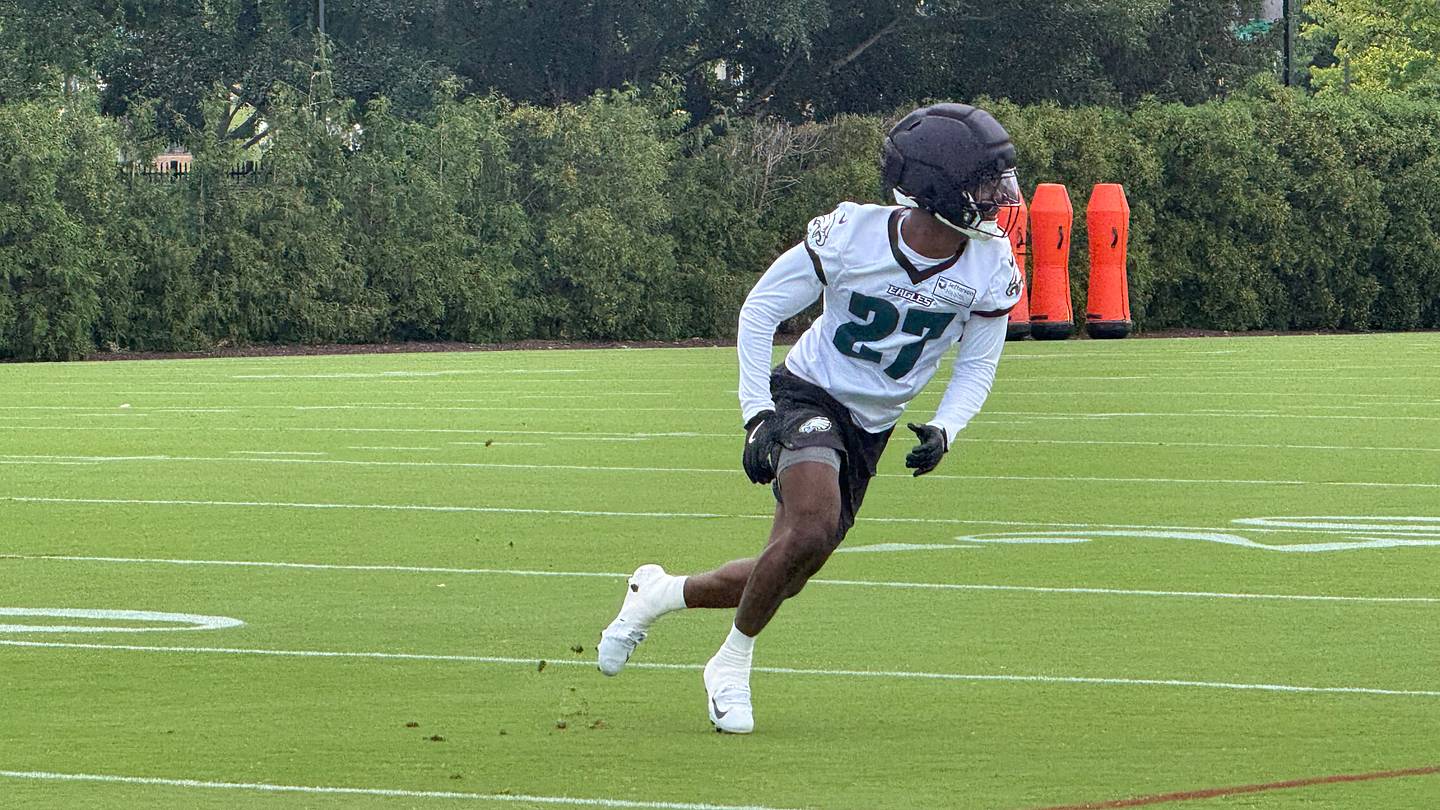 Difensiva dei Philadelphia Eagles in azione durante il training camp, con giocatori di alto livello e coordinatore esperto