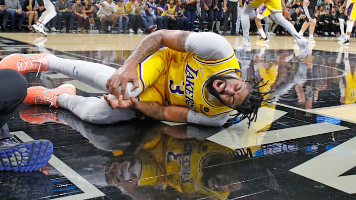Anthony Davis tiene molestias en la rodilla