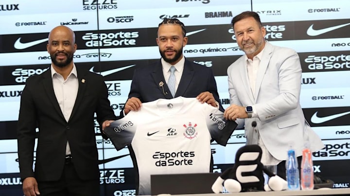 Memphis Depay em apresentação no Corinthians