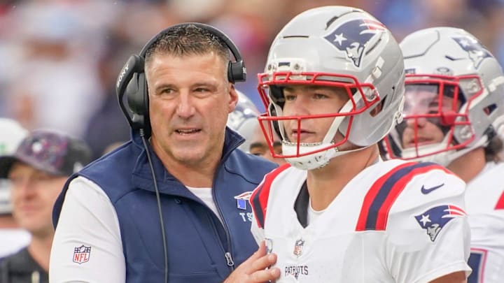 New England Patriots coach Mike Vrabel talks to quarterback Drake Maye (10) during the second quarter at Nissan Stadium in Nashville, Tenn., Sunday, Oct. 19, 2025.