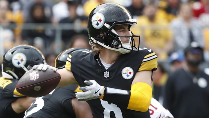 Pittsburgh Steelers quarterback Kenny Pickett (8)