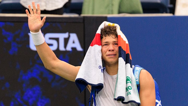 Ben Shelton waves goodbye to fans after his third-round match at the 2025 US Open.