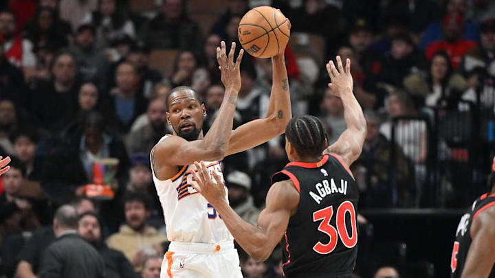 Feb 23, 2025; Toronto, Ontario, CAN; Phoenix Suns forward Kevin Durant (35) takes in a pass over Toronto Raptors guard Ochai Agbaji (30) in the first half at Scotiabank Arena. Mandatory Credit: Dan Hamilton-Imagn Images Feb 23, 2025; Toronto, Ontario, CAN; Phoenix Suns forward Kevin Durant (35) takes in a pass over Toronto Raptors guard Ochai Agbaji (30) in the first half at Scotiabank Arena. Mandatory Credit: Dan Hamilton-Imagn Images