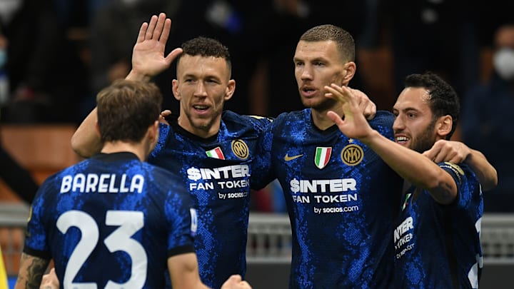 L'Inter festeggia il gol di Dzeko alla Juventus 