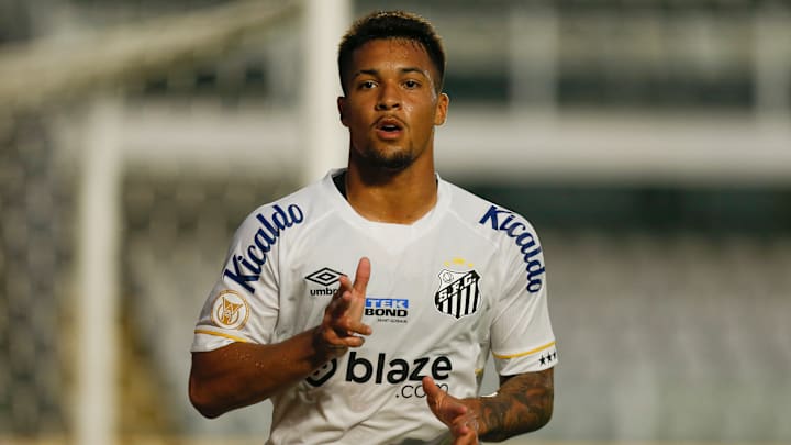 Crava e crava! Marcos Leonardo vive bom momento com o uniforme do Santos. Crava e crava! Marcos Leonardo vive bom momento com o uniforme do Santos.