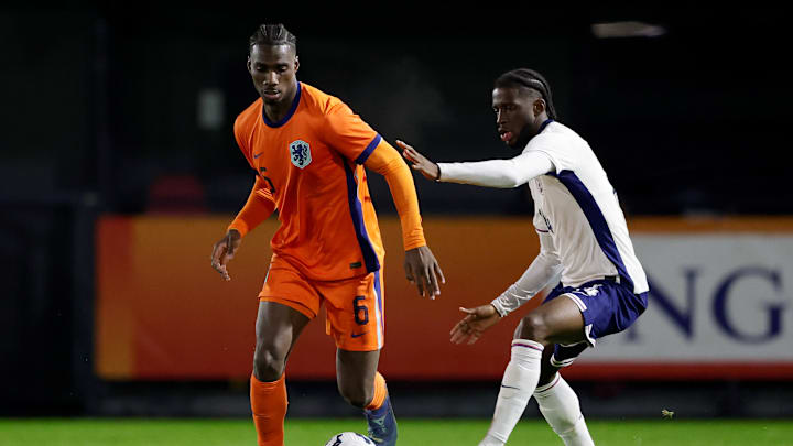 Ezechiel Banzuzi (l.) für die U21 der Niederlande